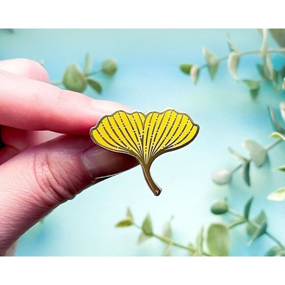 Ginkgo Biloba Leaf Enamel Pin - Gold Plated Nature Jewelry & Brooch - Picture 5 of 9